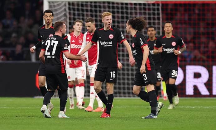 06.03.2025, Fussball UEFA Europa League, AFC Ajax Amsterdam - Eintracht Frankfurt, emonline, emspor, v.l., Torjubel zum 1:1 durch Hugo Larsson (Eintracht Frankfurt), Mario Götze (Eintracht Frankfurt), Arthur Theate (Eintracht Frankfurt), Goal celebration, celebrate the goal DFL DFB REGULATIONS PROHIBIT ANY USE OF PHOTOGRAPHS AS IMAGE SEQUENCES AND OR QUASI-VIDEO. xdcx Copyright: HMBxMedia Claus
