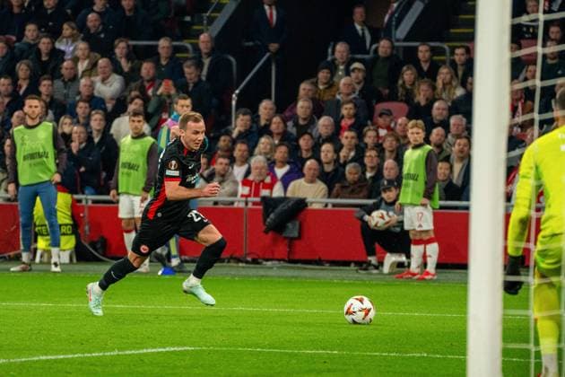 Mario Goetze (Eintracht Frankfurt, 27) auf dem Weg zum Tor Ajax Amsterdam vs. Eintracht Frankfurt, Fussball, UEFA Europa League, Achtelfinale, Saison 2024 2025, 06.03.2025 Ajax Amsterdam vs. Eintracht Frankfurt, Fussball, UEFA Europa League, Achtelfinale, Saison 2024 2025, 06.03.2025 Amsterdam Copyright: xEibner-Pressefoto JustinxDerondex EP_JDU