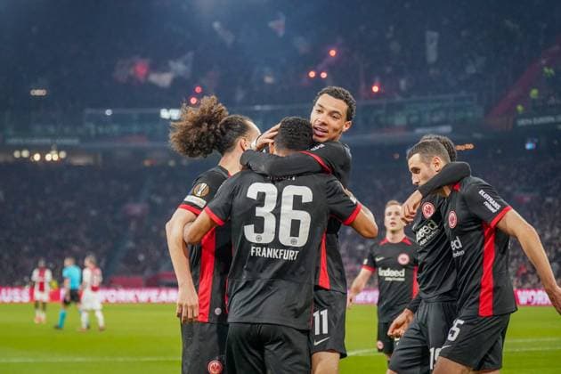 Fussball UEFA Europa League 2024 2025, Achtelfinale - Ajax Amsterdam vs. Eintracht Frankfurt - Johan Cruijff ArenA (Amsterdam, Niederlande): Tor und Torjubel zur 1:2 Führung durch Ellyes Skhiri (Eintracht Frankfurt, 15), Jubel und Freude mit Jean-Matteo Bahoya (Eintracht Frankfurt, 19) und Tuta (Eintracht Frankfurt, 35), Hugo Ekitikà Hugo Ekitike (Eintracht Frankfurt, 11) und Ansgar Knauff (Eintracht Frankfurt, 36) Emotionen, Gestik Copyright: xJOERANxSTEINSIEKx