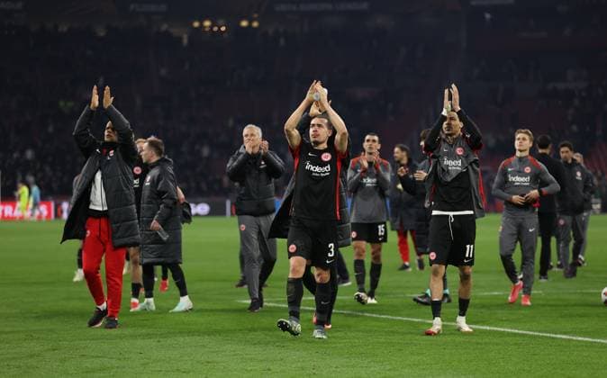 06.03.2025, Fussball UEFA Europa League, AFC Ajax Amsterdam - Eintracht Frankfurt, emonline, emspor, v.l., Timothy Chandler (Eintracht Frankfurt), Arthur Theate (Eintracht Frankfurt), Hugo Ekitike (Eintracht Frankfurt) bedankt sich bei den Fans, bedanken, Dank, Mannschaft nach dem Spiel, after the match, bedankt sich bei den Fans, applauds the fans DFL DFB REGULATIONS PROHIBIT ANY USE OF PHOTOGRAPHS AS IMAGE SEQUENCES AND OR QUASI-VIDEO. xdcx Copyright: HMBxMedia Claus