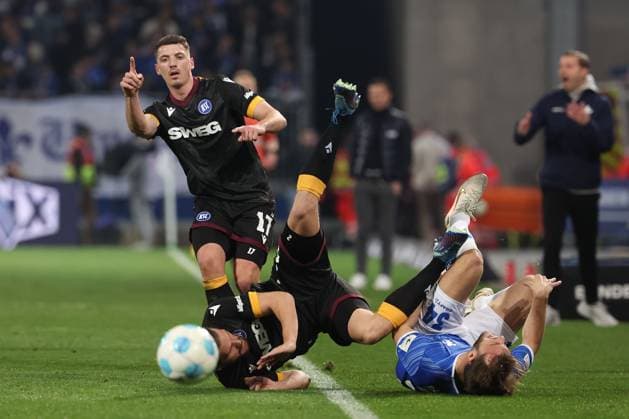 Sport Bilder des Tages 2025.03.07 xJFx 2.Bundesliga SV Darmstadt 98 - Karlsruher SC v.l., Nicolai Rapp (Karlsruher SC), Sebastian Jung (Karlsruher SC), Kilian Julian Corredor (SV Darmstadt 98) Zweikampf, Action, Aktion, Battles for the Ball, im Hintergrund head coach, Trainer Florian Kohfeldt (SV Darmstadt 98) gibt Anweisungen, gestikuliert, mit den Armen gestikulieren gives instructions, gesticulate. (DFL DFB REGULATIONS PROHIBIT ANY USE OF PHOTOGRAPHS as IMAGE SEQUENCES and or QUASI-VIDEO)