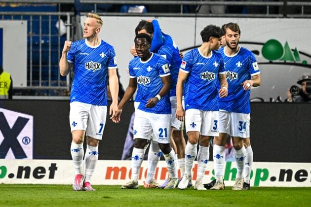 Isac Lidberg (SV Darmstadt 98, 07) und Team bejubeln das Tor zum 1:0. GER, SV Darmstadt 98 vs. Karlsruher SC, Fussball, 25. Spieltag, Saison 2024 2025, 07.03.2025. DFL REGULATIONS PROHIBIT ANY USE OF PHOTOGRAPHS as IMAGE SEQUENCES and or QUASI-VIDEO. GER, SV Darmstadt 98 vs. Karlsruher SC, Fussball, 25. Spieltag, Saison 2024 2025, 07.03.2025. Darmsatdt