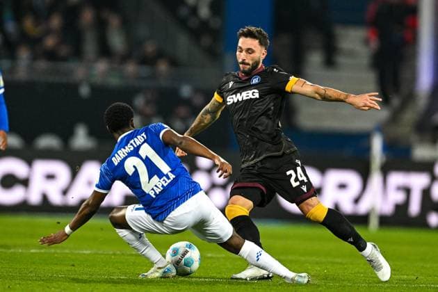 Fabian Schleusener (Karlsruher SC, 24) im Zweikampf mit Merveille Papela (SV Darmstadt 98, 21), GER, SV Darmstadt 98 vs. Karlsruher SC, Fussball, 25. Spieltag, Saison 2024 2025, 07.03.2025. DFL REGULATIONS PROHIBIT ANY USE OF PHOTOGRAPHS as IMAGE SEQUENCES and or QUASI-VIDEO. GER, SV Darmstadt 98 vs. Karlsruher SC, Fussball, 25. Spieltag, Saison 2024 2025, 07.03.2025. Darmsatdt