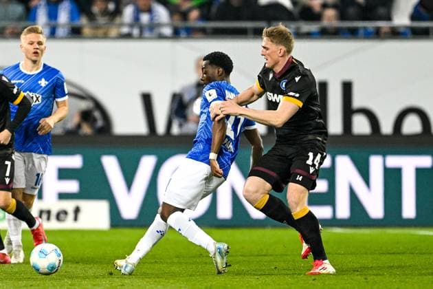 Merveille Papela (SV Darmstadt 98, 21) im Zweikampf mit Mikkel Kaufmann (Karlsruher SC, 14), GER, SV Darmstadt 98 vs. Karlsruher SC, Fussball, 25. Spieltag, Saison 2024 2025, 07.03.2025. DFL REGULATIONS PROHIBIT ANY USE OF PHOTOGRAPHS as IMAGE SEQUENCES and or QUASI-VIDEO. GER, SV Darmstadt 98 vs. Karlsruher SC, Fussball, 25. Spieltag, Saison 2024 2025, 07.03.2025. Darmsatdt