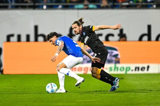 Guille Bueno (SV Darmstadt 98, 03) im Zweikampf mit Sebastian Jung (Karlsruhe SC, 02), GER, SV Darmstadt 98 vs. Karlsruher SC, Fussball, 25. Spieltag, Saison 2024 2025, 07.03.2025. DFL REGULATIONS PROHIBIT ANY USE OF PHOTOGRAPHS as IMAGE SEQUENCES and or QUASI-VIDEO. GER, SV Darmstadt 98 vs. Karlsruher SC, Fussball, 25. Spieltag, Saison 2024 2025, 07.03.2025. Darmsatdt