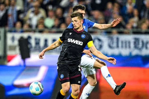 Marvin Wanitzek (Karlsruher SC, 10) im Zweikampf mit Sergio Lopez (SV Darmstadt 98, 02), GER, SV Darmstadt 98 vs. Karlsruher SC, Fussball, 25. Spieltag, Saison 2024 2025, 07.03.2025. DFL REGULATIONS PROHIBIT ANY USE OF PHOTOGRAPHS as IMAGE SEQUENCES and or QUASI-VIDEO. GER, SV Darmstadt 98 vs. Karlsruher SC, Fussball, 25. Spieltag, Saison 2024 2025, 07.03.2025. Darmsatdt