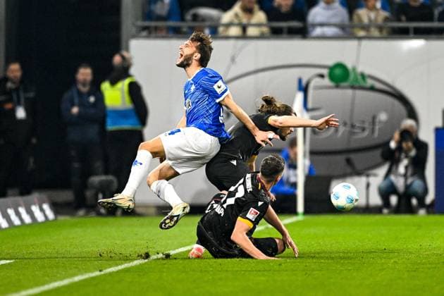 Killian Corredor (SV Darmstadt 98, 34), Sebastian Jung (Karlsruhe SC, 02), Nicolai Rapp (Karlsruher SC, 17), GER, SV Darmstadt 98 vs. Karlsruher SC, Fussball, 25. Spieltag, Saison 2024 2025, 07.03.2025. DFL REGULATIONS PROHIBIT ANY USE OF PHOTOGRAPHS as IMAGE SEQUENCES and or QUASI-VIDEO. GER, SV Darmstadt 98 vs. Karlsruher SC, Fussball, 25. Spieltag, Saison 2024 2025, 07.03.2025. Darmsatdt