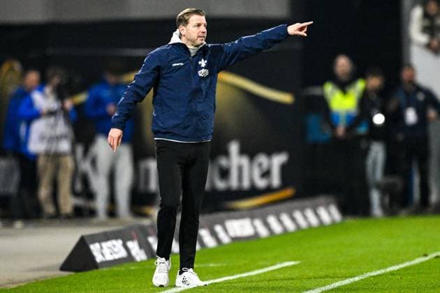 Florian Kohfeldt (SV Darmstadt 98, Trainer) gestikuliert, GER, SV Darmstadt 98 vs. Karlsruher SC, Fussball, 25. Spieltag, Saison 2024 2025, 07.03.2025. DFL REGULATIONS PROHIBIT ANY USE OF PHOTOGRAPHS as IMAGE SEQUENCES and or QUASI-VIDEO. GER, SV Darmstadt 98 vs. Karlsruher SC, Fussball, 25. Spieltag, Saison 2024 2025, 07.03.2025. Darmsatdt