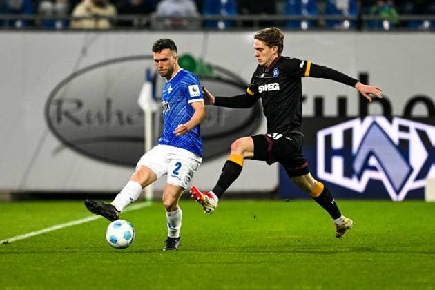 Sergio Lopez (SV Darmstadt 98, 02) im Zweikampf mit David Herold (Karlsruher SC, 20), GER, SV Darmstadt 98 vs. Karlsruher SC, Fussball, 25. Spieltag, Saison 2024 2025, 07.03.2025. DFL REGULATIONS PROHIBIT ANY USE OF PHOTOGRAPHS as IMAGE SEQUENCES and or QUASI-VIDEO. GER, SV Darmstadt 98 vs. Karlsruher SC, Fussball, 25. Spieltag, Saison 2024 2025, 07.03.2025. Darmsatdt