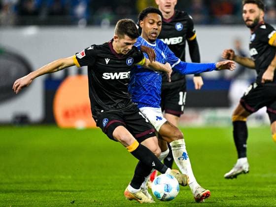 Marvin Wanitzek (Karlsruher SC, 10) im Zweikampf mit Jean-Paul Boetius (SV Darmstadt 98, 10), GER, SV Darmstadt 98 vs. Karlsruher SC, Fussball, 25. Spieltag, Saison 2024 2025, 07.03.2025. DFL REGULATIONS PROHIBIT ANY USE OF PHOTOGRAPHS as IMAGE SEQUENCES and or QUASI-VIDEO. GER, SV Darmstadt 98 vs. Karlsruher SC, Fussball, 25. Spieltag, Saison 2024 2025, 07.03.2025. Darmsatdt