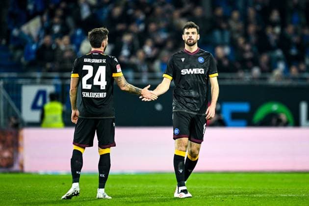 Fabian Schleusener (Karlsruher SC, 24) und Luca Pfeiffer (Karlsruher SC, 16) nach dem Spiel, GER, SV Darmstadt 98 vs. Karlsruher SC, Fussball, 25. Spieltag, Saison 2024 2025, 07.03.2025. DFL REGULATIONS PROHIBIT ANY USE OF PHOTOGRAPHS as IMAGE SEQUENCES and or QUASI-VIDEO. GER, SV Darmstadt 98 vs. Karlsruher SC, Fussball, 25. Spieltag, Saison 2024 2025, 07.03.2025. Darmsatdt