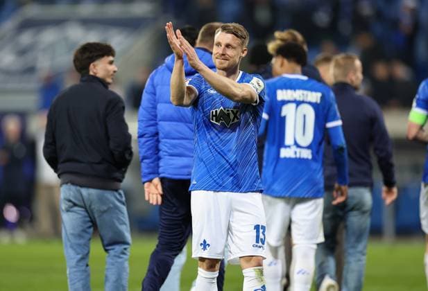 07.03.2025, xdcx, Fussball 2. Bundesliga, SV Darmstadt 98 - Karlsruher SC, emonline, emspor, despor, v.l., Marco Thiede (SV Darmstadt 98) bedankt sich bei den Fans, bedanken, Dank, Mannschaft nach dem Spiel, after the match, bedankt sich bei den Fans, applauds the fans DFL DFB REGULATIONS PROHIBIT ANY USE OF PHOTOGRAPHS AS IMAGE SEQUENCES AND OR QUASI-VIDEO.