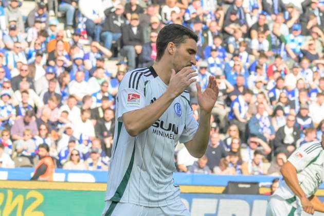 GER, Berlin, Fussball, Hertha BSC vs FC Schalke 04, DFB, Bundesliga, Spielzeit 2024 2025, im Bild v.l.: Marcin Kaminski (FC Schalke 04, 35), traurig, deprimiert, sauer, DFB DFL REGULATIONS PROHIBIT ANY USE OF PHOTOGRAPHS AS IMAGE SEQUENCES AND OR QUASI-VIDEO, 08.03.2025