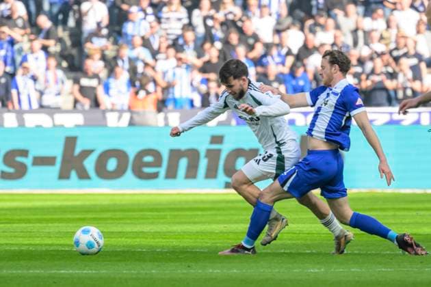 GER, Berlin, Fussball, Hertha BSC vs FC Schalke 04, DFB, Bundesliga, Spielzeit 2024 2025, im Bild v.l.: Mehmet Aydın (FC Schalke 04, 23), Pascal Klemens (Hertha BSC, 41),Zweikampf, Action, Kampf, kaempft um den Ball, DFB DFL REGULATIONS PROHIBIT ANY USE OF PHOTOGRAPHS AS IMAGE SEQUENCES AND OR QUASI-VIDEO, 08.03.2025
