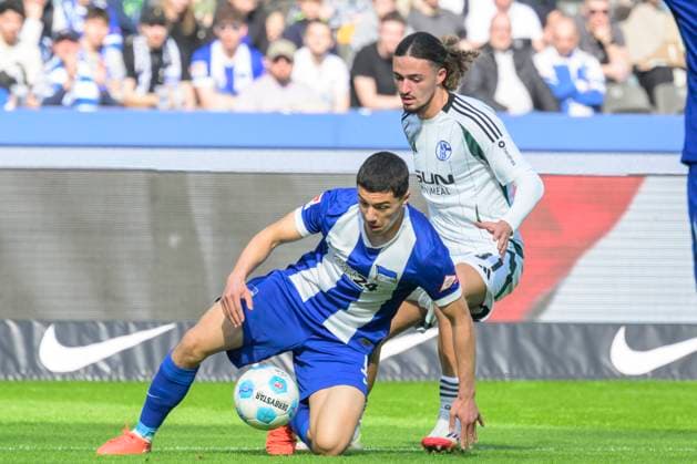 GER, Berlin, Fussball, Hertha BSC vs FC Schalke 04, DFB, Bundesliga, Spielzeit 2024 2025, im Bild v.l.: Ibrahim Maza (Hertha BSC, 10), Taylan Bulut (FC Schalke 04, 31), Zweikampf, Action, Kampf, kaempft um den Ball, DFB DFL REGULATIONS PROHIBIT ANY USE OF PHOTOGRAPHS AS IMAGE SEQUENCES AND OR QUASI-VIDEO, 08.03.2025