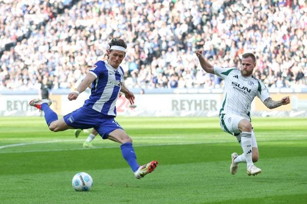08.03.2025, xtgx, Fussball 2. Bundesliga, Hertha BSC Berlin - FC Schalke 04 emspor, v.l. Fabian Reese (Hertha, 11), Tomas Kalas (Schalke, 26) schiesst den Ball aufs Tor, Torschuss, Schuss Zweikampf, Duell, Kampf, tackle (DFL DFB REGULATIONS PROHIBIT ANY USE OF PHOTOGRAPHS as IMAGE SEQUENCES and or QUASI-VIDEO) Berlin