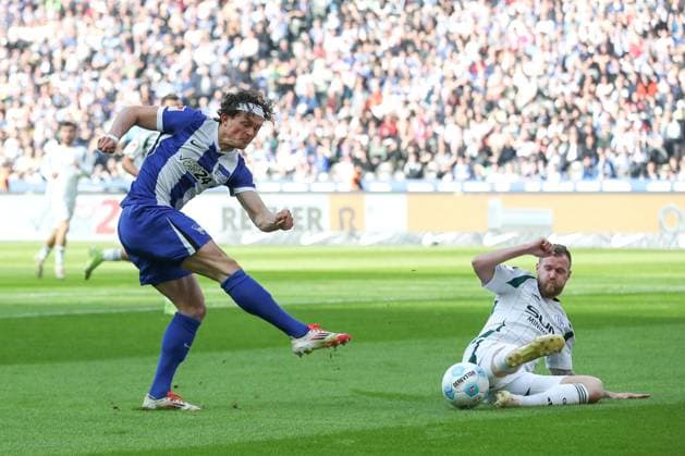 08.03.2025, xtgx, Fussball 2. Bundesliga, Hertha BSC Berlin - FC Schalke 04 emspor, v.l. Fabian Reese (Hertha, 11), Tomas Kalas (Schalke, 26) schiesst den Ball aufs Tor, Torschuss, Schuss Zweikampf, Duell, Kampf, tackle (DFL DFB REGULATIONS PROHIBIT ANY USE OF PHOTOGRAPHS as IMAGE SEQUENCES and or QUASI-VIDEO) Berlin