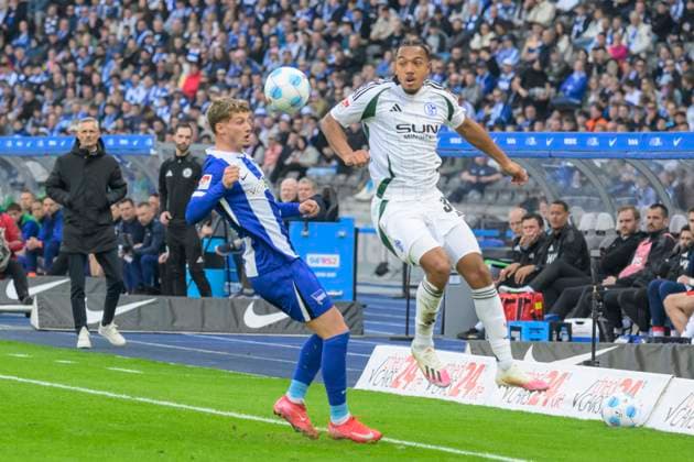 GER, Berlin, Fussball, Hertha BSC vs FC Schalke 04, DFB, Bundesliga, Spielzeit 2024 2025, im Bild v.l.: Michael Cuisance (Hertha BSC, 27), Anton Donkor (FC Schalke 04, 30), Zweikampf, Action, Kampf, kaempft um den Ball, DFB DFL REGULATIONS PROHIBIT ANY USE OF PHOTOGRAPHS AS IMAGE SEQUENCES AND OR QUASI-VIDEO, 08.03.2025