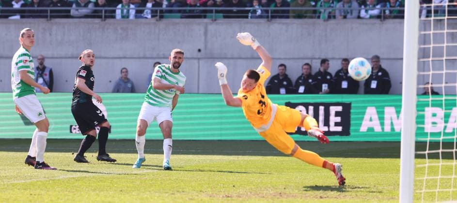 Fürth, 08.03.2025, Sportpark Ronhof, Fussball, 2.Bundesliga, 25.Spieltag , SpVgg Greuther Fürth vs. 1.FC Magdeburg , Im Bild; Tor für Magdeburg. Baris Atik ( 23, Magdeburg) trifft zum 1:1. Noah Loosli ( 25, Fuerth), Baris Atik ( 23, Magdeburg), Simon Asta ( 2, Fuerth), Torwart Lennart Grill ( 31, Fuerth). , Nur zur redaktionellen Nutzung. Only editorial use. , DFB DFL regulations prohibit any use of photographs as image sequences and or quasi-video. ,