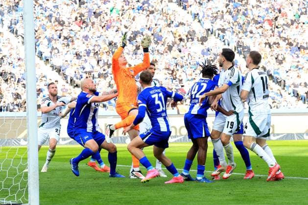 DEU, DFL, 2. FBL, Hertha BSC vs. Schalke 04, 08.03.2025, Berliner Olympiastadion, Berlin, DEU, DFL, 2. FBL, Hertha BSC vs. Schalke 04, im Bild 0:1 durch Aymen Barkok (Schalke 04 25) , Tjark Ernst (Hertha BSC Berlin 1), Toni Leistner (Hertha BSC Berlin 37), Marton Dardai (Hertha BSC Berlin 31) DFL - regulations prohibit any use of Photographs as image sequences and or quasi-video Foto: Juergen Engler nordphoto GmbH