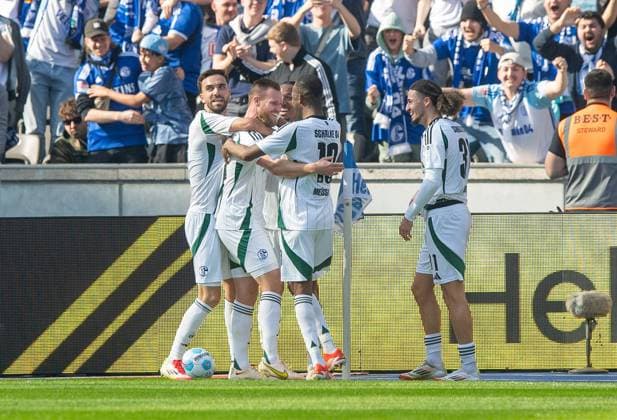 Fussball, Herren, Saison 2024 2025, 2. Bundesliga (25. Spieltag), Hertha BSC - FC Schalke 04, v.l. Kenan Karaman (Schalke 04), Tomas Kalas (Schalke 04), Anton Donkor (Schalke 04), Pape Meissa Ba (Schalke 04), Taylan Bulut (Schalke 04), Jubel nach Tor zum 0:1, 08.03. 2025,