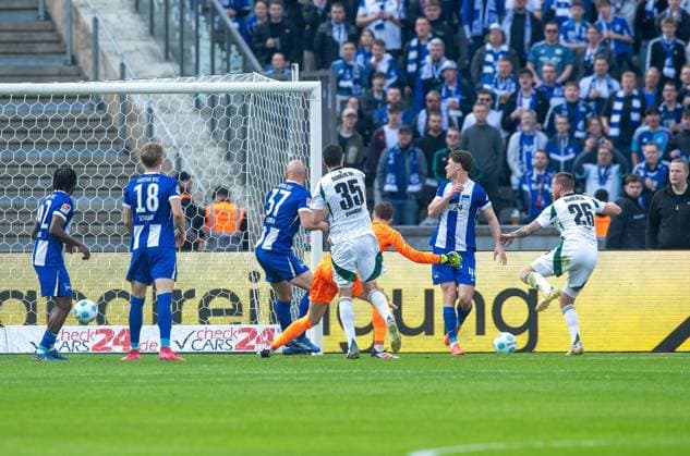 Fussball, Herren, Saison 2024 2025, 2. Bundesliga (25. Spieltag), Hertha BSC - FC Schalke 04, Tomas Kalas (Schalke 04) erzielt das Tor zum 0:1 gegen Deyovaisio Zeefuik (Hertha BSC), Luca Schuler (Hertha BSC), Toni Leistner (Hertha BSC), Torhüter Tjark Ernst (Hertha BSC) und Linus Gechter (Hertha BSC), 08.03. 2025,