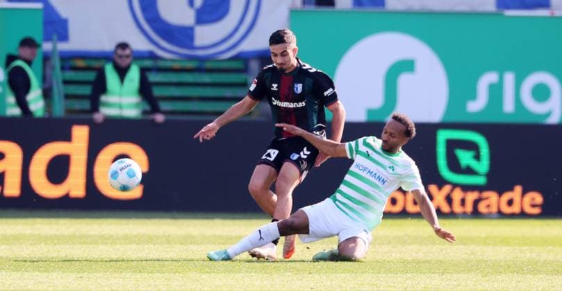 Fürth, 08.03.2025, Sportpark Ronhof, Fussball, 2.Bundesliga, 25.Spieltag , SpVgg Greuther Fürth vs. 1.FC Magdeburg , Im Bild von links; Livan Burcu ( 29, Magdeburg), Julian Green ( 37, Fuerth). , Nur zur redaktionellen Nutzung. Only editorial use. , DFB DFL regulations prohibit any use of photographs as image sequences and or quasi-video. ,
