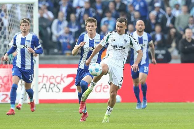 08.03.2025, xtgx, Fussball - 2.Bundesliga, Hertha BSC Berlin - FC Schalke 04 emspor, v.l. Luca Schuler (Hertha, 18), Paul Seguin (Schalke, 7) Zweikampf, Duell, Kampf, tackle (DFL DFB REGULATIONS PROHIBIT ANY USE OF PHOTOGRAPHS as IMAGE SEQUENCES and or QUASI-VIDEO) Berlin