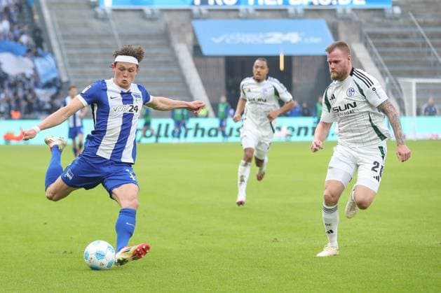 08.03.2025, xtgx, Fussball - 2.Bundesliga, Hertha BSC Berlin - FC Schalke 04 emspor, v.l. Fabian Reese (Hertha, 11), Tomas Kalas (Schalke, 26) Zweikampf, Duell, Kampf, tackle (DFL DFB REGULATIONS PROHIBIT ANY USE OF PHOTOGRAPHS as IMAGE SEQUENCES and or QUASI-VIDEO) Berlin