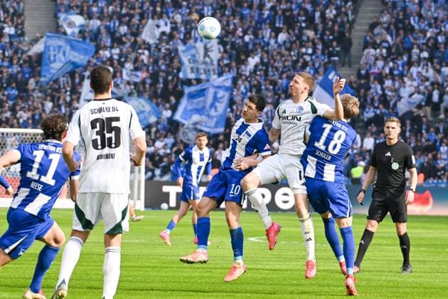 Fussball 2.Bundesliga, Hertha BSC Berlin - FC Schalke 04 08.03.2025, xdanx, Fussball 2.Bundesliga, Hertha BSC Berlin - FC Schalke 04 v.l. Ibrahim Maza (Hertha BSC 10),Janik Bachmann,Luca Schuler (Hertha BSC 18),Zweikampf, Duell, Kampf, tackle (DFL DFB REGULATIONS PROHIBIT ANY USE OF PHOTOGRAPHS as IMAGE SEQUENCES and or QUASI-VIDEO) Daniel Lakomski Mix1 Berlin Olympiastadion Berlin Deutschland (DEU)