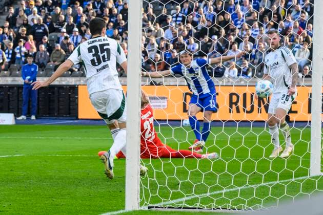 GER, Berlin, Fussball, Hertha BSC vs FC Schalke 04, DFB, Bundesliga, Spielzeit 2024 2025, im Bild v.l.: Marcin Kaminski (FC Schalke 04, 35), Loris Karius (FC Schalke 04, 27), Fabian Reese (Hertha BSC, 11), Tor, Torschuetze Ausgleich 1:1, DFB DFL REGULATIONS PROHIBIT ANY USE OF PHOTOGRAPHS AS IMAGE SEQUENCES AND OR QUASI-VIDEO, 08.03.2025