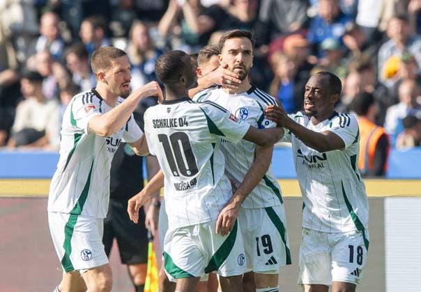 Fussball, Herren, Saison 2024 2025, 2. Bundesliga (25. Spieltag), Hertha BSC - FC Schalke 04, v.l. Janik Bachmann (Schalke 04), Pape Meissa Ba (Schalke 04), Kenan Karaman (Schalke 04), Christopher Antwi-Adjei (Schalke 04), Jubel nach Tor zum 1:2, 08.03. 2025,