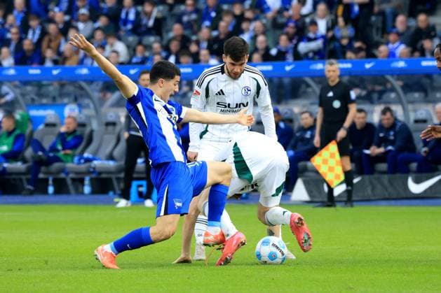 DEU, DFL, 2. FBL, Hertha BSC vs. Schalke 04, 08.03.2025, Berliner Olympiastadion, Berlin, DEU, DFL, 2. FBL, Hertha BSC vs. Schalke 04, im Bild Ibrahim Maza (Hertha BSC Berlin 10), Janik Bachmann (Schalke 04 14), Mehmet Can Aydin (Schalke 04 23) DFL - regulations prohibit any use of Photographs as image sequences and or quasi-video Foto: Juergen Engler nordphoto GmbH