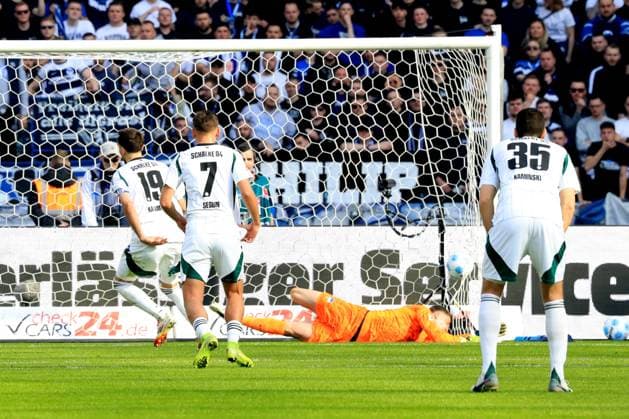 DEU, DFL, 2. FBL, Hertha BSC vs. Schalke 04, 08.03.2025, Berliner Olympiastadion, Berlin, DEU, DFL, 2. FBL, Hertha BSC vs. Schalke 04, im Bild 11m zum 1:2 durch Kenan Karaman (Schalke 04 19), Tjark Ernst (Hertha BSC Berlin 1) DFL - regulations prohibit any use of Photographs as image sequences and or quasi-video Foto: Juergen Engler nordphoto GmbH