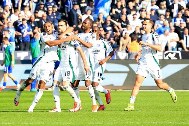 DEU, DFL, 2. FBL, Hertha BSC vs. Schalke 04, 08.03.2025, Berliner Olympiastadion, Berlin, DEU, DFL, 2. FBL, Hertha BSC vs. Schalke 04, im Bild 11m zum 1:2 durch Kenan Karaman (Schalke 04 19), Schalker-Spielerkreis DFL - regulations prohibit any use of Photographs as image sequences and or quasi-video Foto: Juergen Engler nordphoto GmbH