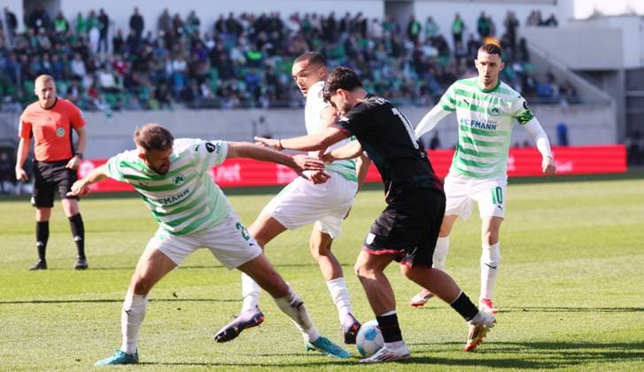 Fürth, 08.03.2025, Sportpark Ronhof, Fussball, 2.Bundesliga, 25.Spieltag , SpVgg Greuther Fürth vs. 1.FC Magdeburg , Im Bild von links; Simon Asta ( 2, Fuerth), Maximilian Dietz ( 33, Fuerth), Abu-Bekir Ömer El-Zein ( 14, Magdeburg). , Nur zur redaktionellen Nutzung. Only editorial use. , DFB DFL regulations prohibit any use of photographs as image sequences and or quasi-video. ,