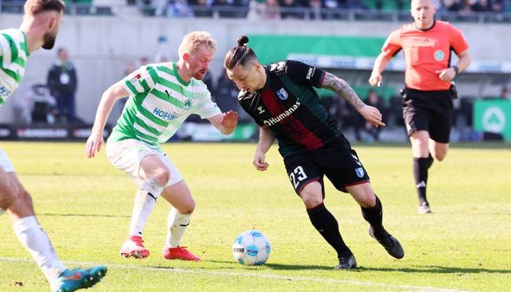 Fürth, 08.03.2025, Sportpark Ronhof, Fussball, 2.Bundesliga, 25.Spieltag , SpVgg Greuther Fürth vs. 1.FC Magdeburg , Im Bild von links; Jomaine Consbruch ( 14, Fuerth), Baris Atik ( 23, Magdeburg). , Nur zur redaktionellen Nutzung. Only editorial use. , DFB DFL regulations prohibit any use of photographs as image sequences and or quasi-video. ,