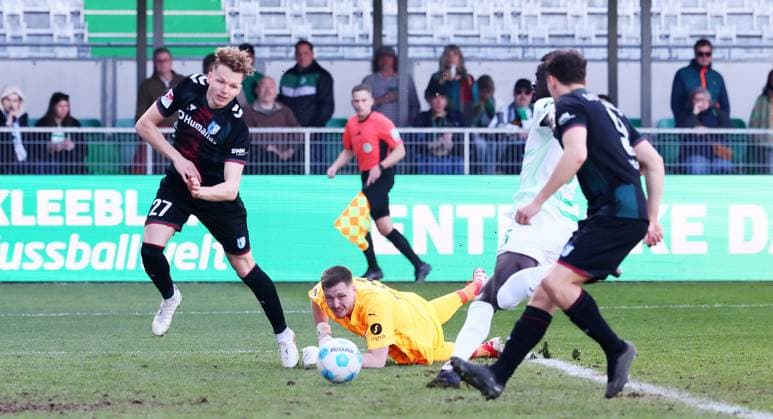 Fürth, 08.03.2025, Sportpark Ronhof, Fussball, 2.Bundesliga, 25.Spieltag , SpVgg Greuther Fürth vs. 1.FC Magdeburg , Im Bild; Torchance für Magdeburg. Philipp HercherÊ( 27, Magdeburg), Torwart Lennart Grill ( 31, Fuerth), Joshua Quarshie ( 15, Fuerth), Martijn Kaars ( 9, Magdeburg). , Nur zur redaktionellen Nutzung. Only editorial use. , DFB DFL regulations prohibit any use of photographs as image sequences and or quasi-video. ,