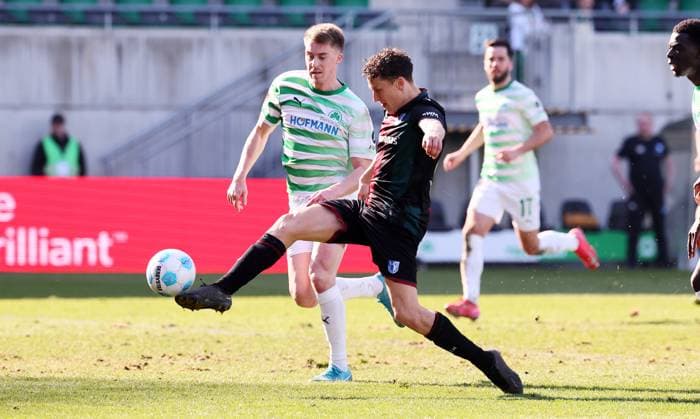 Fürth, 08.03.2025, Sportpark Ronhof, Fussball, 2.Bundesliga, 25.Spieltag , SpVgg Greuther Fürth vs. 1.FC Magdeburg , Im Bild; Torchance für Magdeburg. Martijn Kaars ( 9, Magdeburg) vor Luca Itter ( 27, Fuerth). , Nur zur redaktionellen Nutzung. Only editorial use. , DFB DFL regulations prohibit any use of photographs as image sequences and or quasi-video. ,