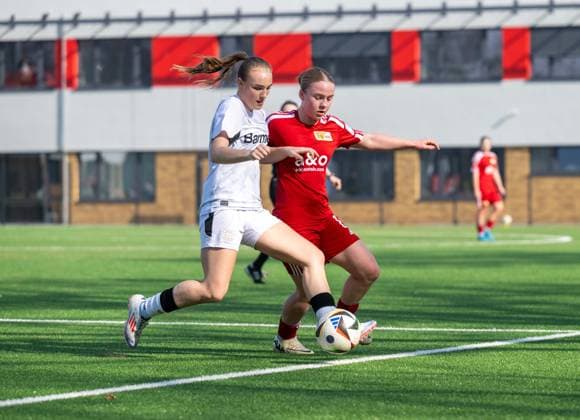 Fußball, Mädchen, U17, U 17 Juniorinnen, Saison 2024 2025, DFB-Pokal der Juniorinnen (Viertelfinale), 1. FC Union Berlin - Bayer Leverkusen, v. l. Sophia Victoria Malczyk (Leverkusen), Emilia Isy Eberle (Union), 09.03. 2025, Copyright: xMatthiasxKochx