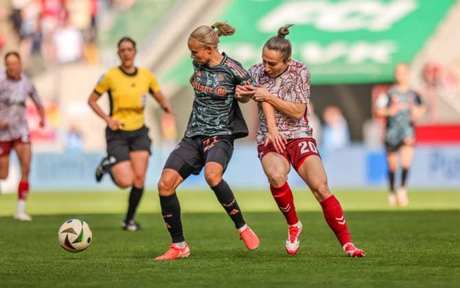 GER, Köln, 1. FC Köln vs FC Bayern München, Google Pixel Bundesliga, Fussball, DFB, Spielzeit 2024 2025, RheinEnergieStadion, 16. Spieltag, im Bild v.l.: Pernille Harder (FC Bayern München 21), Sylwia Matysik (1. FC Köln 20) DFB DFL REGULATIONS PROHIBIT ANY USE OF PHOTOGRAPHS AS IMAGE SEQUENCES AND OR QUASI-VIDEO, 09.03.2025, Copyright: HMBxMedia HendrikxHamelau