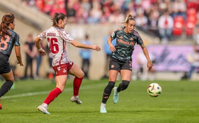GER, Köln, 1. FC Köln vs FC Bayern München, Google Pixel Bundesliga, Fussball, DFB, Spielzeit 2024 2025, RheinEnergieStadion, 16. Spieltag, im Bild v.l.: Martyna Wiankowska (1. FC Köln 26), Giulia Gwinn (FC Bayern München 7) DFB DFL REGULATIONS PROHIBIT ANY USE OF PHOTOGRAPHS AS IMAGE SEQUENCES AND OR QUASI-VIDEO, 09.03.2025, Copyright: HMBxMedia HendrikxHamelau