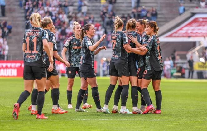 GER, Köln, 1. FC Köln vs FC Bayern München, Google Pixel Bundesliga, Fussball, DFB, Spielzeit 2024 2025, RheinEnergieStadion, 16. Spieltag, Sydney Lohmann (FC Bayern München 12) erzielt das 3:0 und jubelt mit dem Team DFB DFL REGULATIONS PROHIBIT ANY USE OF PHOTOGRAPHS AS IMAGE SEQUENCES AND OR QUASI-VIDEO, 09.03.2025, Copyright: HMBxMedia HendrikxHamelau
