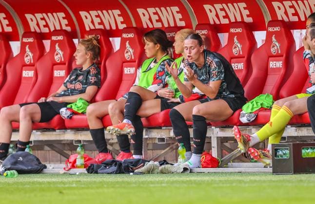 GER, Köln, 1. FC Köln vs FC Bayern München, Google Pixel Bundesliga, Fussball, DFB, Spielzeit 2024 2025, RheinEnergieStadion, 16. Spieltag, im Bild: Klara Bühl (FC Bayern München 17) zeigt Emotionen nach ihrer Auswechslung DFB DFL REGULATIONS PROHIBIT ANY USE OF PHOTOGRAPHS AS IMAGE SEQUENCES AND OR QUASI-VIDEO, 09.03.2025, Copyright: HMBxMedia HendrikxHamelau
