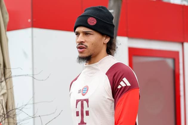 Leroy Sane (FC Bayern Muenchen, 10) auf dem Weg aus der Kabine auf den Trainingsplatz, GER, Abschlusstraining, FC Bayern Muenchen, Fussball, UEFA Champions League, Achtelfinale Rueckspiel, Saison 2024 2025, 10.03.2025, GER, Abschlusstraining, FC Bayern Muenchen, Fussball, UEFA Champions League, Achtelfinale Rueckspiel, Saison 2024 2025, 10.03.2025 Muenchen Copyright: xEibner-Pressefoto JennixMaulx EP_JML