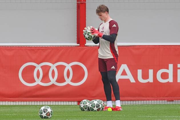 40 Jonas Urbig (FCB) Portraet, Portrait, Torwart, Debüt, Torhüter, Torwächter, Torsteher, Tormann, Torspieler, Schlussmann, Keeper, Goalie, am Ball, ist konzentriert, Konzentration, Fussball Abschlusstraining - FC Bayern München vor UEFA Champions League-Spiel vs. Bayer 04 Leverkusen Achtelfinal-Rückspiel der KO-Phase der diesjährigen UEFA Champions League-Saison Anstoß im Stadion BayArena in Leverkusen ist um 21.00 Uhr MEZ. Amazon Prime Video überträgt das Spiel in Deutschland live 10.03.2025 Trainingsgelände, Säbenerstr. FOTO: Mladen Lackovic LakoPress