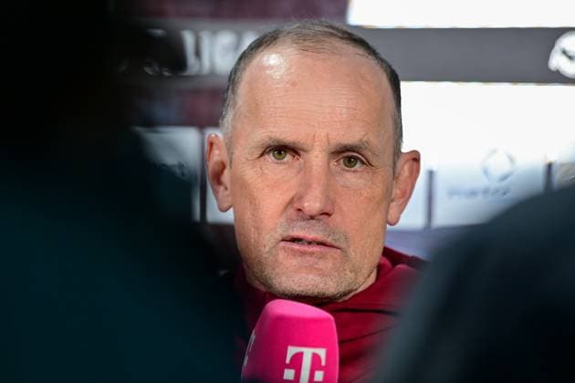 Trainer Heiko Herrlich (Unterhaching) beim Interview, TV, Fernsehen, Mikrofon, Porträt, Portrait, Einzelbild, Aktion, Action, 11.03.2025, Unterhaching (Deutschland), Fussball, 3. Liga, SpVgg Unterhaching - SC Verl, DFB DFL REGULATIONS PROHIBIT ANY USE OF PHOTOGRAPHS AS IMAGE SEQUENCES AND OR QUASI-VIDEO.