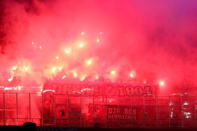 Barcelona 11. March 2025 Uefa Champions League phase 2024 25 Round of 16 FC Barcelona, Barca - S.L.Benfica v.l., S.L.Benfica Fans,Stimmung, Schals, Trikots, Emotionen, Pyrotechnik, Pyro, Rauch, Feuer, Randale, Bengalos, Rauchbomben, pirotecnica, fumo, fuoco, Wunderkerzen Copyright: JoaquimxFerreira