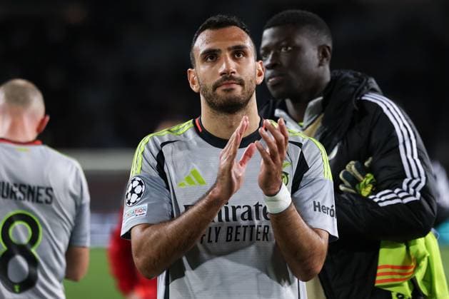 Barcelona 11. March 2025 Uefa Champions League phase 2024 25 Round of 16 FC Barcelona, Barca - S.L.Benfica v.l., Vangelis Pavlidis (S.L.Benfica) enttaeuscht, enttaeuscht schauend, dissapointed, traurig, frustiert, frust, gefrustet bedankt sich bei den Fans, bedanken, Dank. Mannschaft nach dem Spiel, after the match bedankt sich bei den Fans, applauds the fans Copyright: JoaquimxFerreira