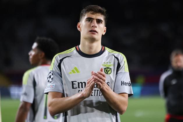 Barcelona 11. March 2025 Uefa Champions League phase 2024 25 Round of 16 FC Barcelona, Barca - S.L.Benfica v.l., Antonio Silva (S.L.Benfica), enttaeuscht, enttaeuscht schauend, dissapointed, traurig, frustiert, frust, gefrustet bedankt sich bei den Fans, bedanken, Dank. Mannschaft nach dem Spiel, after the match bedankt sich bei den Fans, applauds the fans Copyright: JoaquimxFerreira